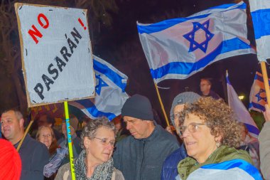 Hayfa, İsrail - 4 Şubat 2023: Çeşitli tabela ve bayraklı protestocular, İsrail 'in Hayfa kentinde anti-demokratik olduğunu iddia eden yeni hükümetin planlarına karşı düzenlenen gösteriye katıldılar.