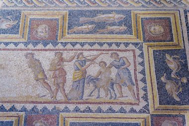 Kuzey İsrail 'deki Tzipori Ulusal Parkı' ndaki Dionysus evinin antik Roma dönemi mozaik tabanı (2000 yıllık).