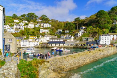 Polperro, İngiltere - 16 Ekim 2022: Polperro köyünün yerel halk ve ziyaretçilerle birlikte İngiltere 'nin Cornwall kentinde bulunan balıkçı limanının görüntüsü