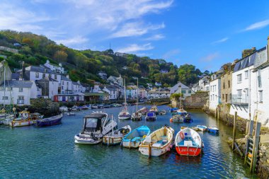 Polperro, İngiltere - 16 Ekim 2022: İngiltere 'nin Cornwall kentindeki Polperro köyünün balıkçı limanının görüntüsü