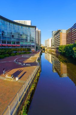 Manchester UK - 08 Ekim 2022: Trinity Köprüsü 'nden Irwell Nehri Sahnesi, yerli halk ve ziyaretçilerle birlikte Manchester, İngiltere, İngiltere
