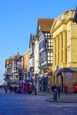 Chester, İngiltere - 10 Ekim 2022: Chester, Cheshire, İngiltere, İngiltere 'de yerel halk ve ziyaretçilerle The Rows tarihi cadde ve binaların görüntüsü
