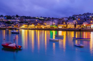 St Ives, İngiltere - 14 Ekim 2022: St. Ives, Cornwall, İngiltere, İngiltere 'de çeşitli işletmelerle limanın akşam manzarası