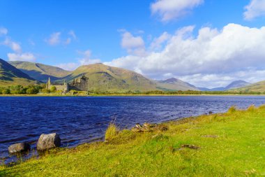 Argyll ve Bute, İskoçya, İngiltere 'deki Loch Awe' nin kuzeydoğu ucundaki Kilchurn Kalesi 'nin görüntüsü.