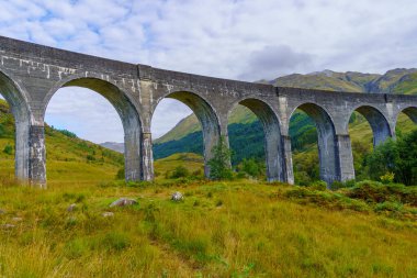 Glenfinnan Viaduct manzarası ve çevresindeki manzara, Lochaber bölgesinde, İskoçya 'nın Batı Highlands, İngiltere