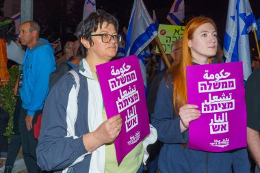 Hayfa, İsrail - 4 Mart 2023: Çeşitli tabela ve bayraklı protestocular, İsrail 'in Hayfa kentinde anti-demokratik olduğunu iddia eden yeni hükümetin planlarına karşı düzenlenen gösteriye katıldılar.