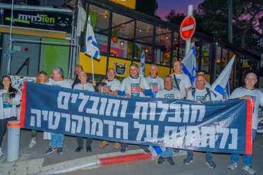 Hayfa, İsrail - 11 Mart 2023: İsrail 'in Hayfa kentinde antidemokratik olduğunu iddia eden yeni hükümetin planlarına karşı çeşitli tabela ve bayraklarla protesto yürüyüşü