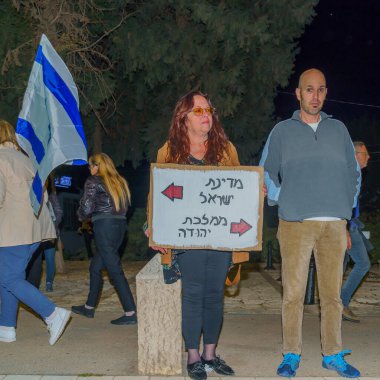 Hayfa, İsrail - 11 Mart 2023: İsrail 'in Hayfa kentinde antidemokratik olduğunu iddia eden yeni hükümetin planlarına karşı çeşitli tabela ve bayraklarla protesto yürüyüşü