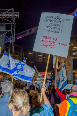 Hayfa, İsrail - 11 Mart 2023: Çeşitli tabela ve bayraklı protestocular, İsrail 'in Hayfa kentinde anti-demokratik olduğunu iddia eden yeni hükümetin planlarına karşı düzenlenen gösteriye katıldılar.