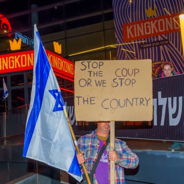 Hayfa, İsrail - 11 Mart 2023: Çeşitli tabela ve bayraklı protestocular, İsrail 'in Hayfa kentinde anti-demokratik olduğunu iddia eden yeni hükümetin planlarına karşı düzenlenen gösteriye katıldılar.