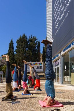Hayfa, İsrail - 16 Mart 2023: Hayfa, İsrail 'de anti-demokratik olduğunu iddia eden yeni hükümetin planlarına karşı düzenlenen protesto gününün bir parçası olan yoga göstericileri