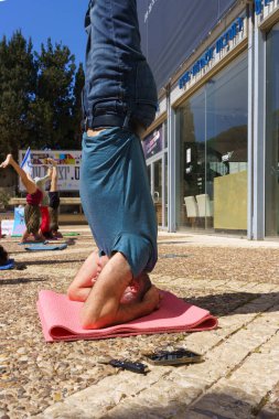 Hayfa, İsrail - 16 Mart 2023: Hayfa, İsrail 'de anti-demokratik olduğunu iddia eden yeni hükümetin planlarına karşı düzenlenen protesto gününün bir parçası olan yoga göstericileri