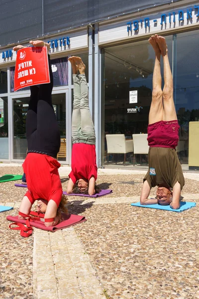Hayfa, İsrail - 16 Mart 2023: Hayfa, İsrail 'de anti-demokratik olduğunu iddia eden yeni hükümetin planlarına karşı düzenlenen protesto gününün bir parçası olan yoga göstericileri