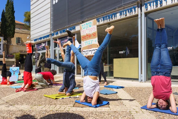 Hayfa, İsrail - 16 Mart 2023: Hayfa, İsrail 'de anti-demokratik olduğunu iddia eden yeni hükümetin planlarına karşı düzenlenen protesto gününün bir parçası olan yoga göstericileri