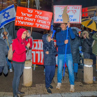 Hayfa, İsrail - 18 Mart 2023: Çeşitli tabela ve bayraklı protestocular, İsrail 'in Hayfa kentinde anti-demokratik olduğunu iddia eden yeni hükümetin planlarına karşı düzenlenen gösteriye katıldılar.