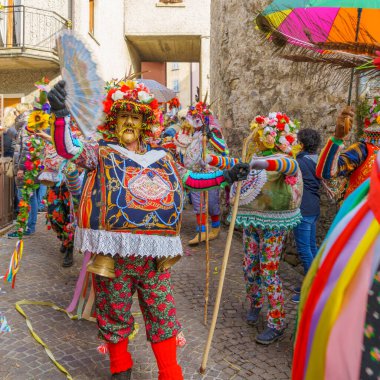 Schignano, İtalya - 18 Şubat 2023: Geleneksel Schignano, Como Gölü, Lombardy, Kuzey İtalya karnavalının bir parçası olan geleneksel Mascarun kostüm ve maskesi katılımcıları