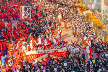 Ivrea, İtalya - 19 Şubat 2023: Kasaba meydanındaki Portakal Muharebesi (Piazza di Citta), Ivrea, Piedmont, Kuzey İtalya 'daki tarihi karnavalın bir parçası olan dövüşçülerle ve kalabalıkla