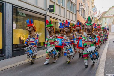 Lucerne, İsviçre - 20 Şubat 2023: Kostüm giymiş müzisyenler ve Fasnacht Karnavalı 'nın bir parçası olan kalabalık, İsviçre' nin başkenti Lucerne 'de yürüyüşe geçti.