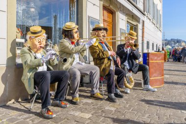 Lucerne, İsviçre - 20 Şubat 2023: Fasnacht Karnavalı 'nın bir parçası olan kalabalık için İsviçre' nin Lucerne şehrinde kostümlü müzisyenler çalacak.