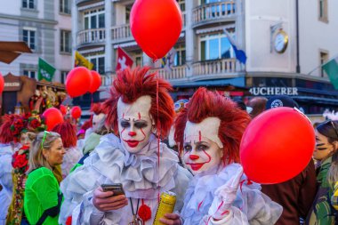 Lucerne, İsviçre - 20 Şubat 2023: Fasnacht Karnavalı 'nda (Luzern), İsviçre' nin başkenti Lucern 'de düzenlenen kostümlü sokak manzarası