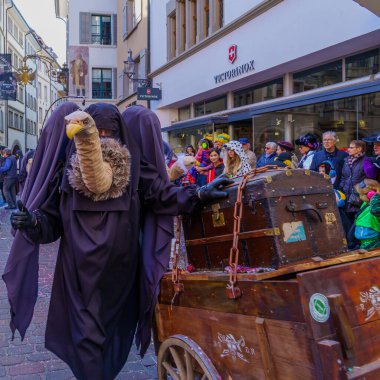 Lucerne, İsviçre - 21 Şubat 2023: Fasnacht Karnavalı 'nda (Luzern), İsviçre' de, bazıları kostümlü, katılımcı ve diğerleriyle dolu sokaklar