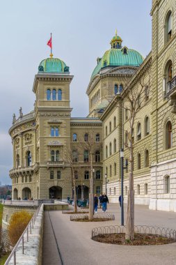 Bern, İsviçre - 22 Şubat 2023: Parlamento Binası (Bundeshaus), Bern, İsviçre 'de yerli halk ve ziyaretçilerle birlikte
