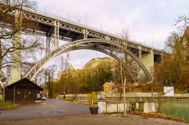 Bern, İsviçre - 23 Şubat 2023: Aare Nehri ve Kirchenfeldbrucke Köprüsü, İsviçre