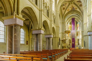 Bern, İsviçre - 23 Şubat 2023: St. Peter ve St. Paul Kilisesi 'nin İsviçre, Bern' deki iç manzarası