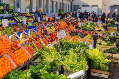 Monza, İtalya - 25 Şubat 2023: Yerel halk ve ziyaretçilerle Monza, Lombardy, Kuzey İtalya 'da çiftlik pazarı sahnesi