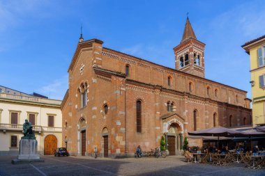 Monza, İtalya - 25 Şubat 2023: San Pietro Martire Kilisesi, Piazza ve ziyaretçileri ile Monza, Lombardy, Kuzey İtalya