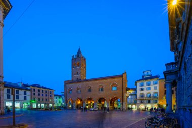 Monza, İtalya - 25 Şubat 2023: Piazza, Lombardy, Kuzey İtalya 'daki Arengario Sarayı' nın akşam manzarası