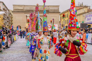 Crema, İtalya - 26 Şubat 2023: Crema, Lombardy, Kuzey İtalya 'da kostümlü dansçılar ve kalabalık ile karnaval geçidi