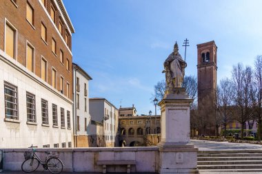 Mantua, İtalya - 28 Şubat 2023: Mantua, Lombardy, Kuzey İtalya 'daki Campanile di San Domenico manzarası