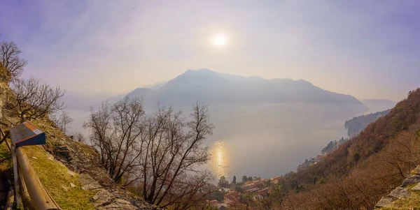 Moltrasio Italy Лютого 2023 Вид Озеро Комо Туманний Зимовий День — стокове фото
