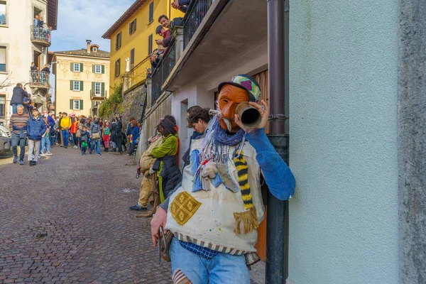 Schignano Italie Février 2023 Participants Costumes Masques Traditionnels Spectateurs Dans — Photo