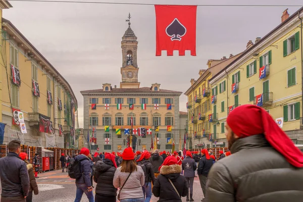 Ivrea Italia Febrero 2023 Multitud Sombreros Rojos Cajas Naranjas Plaza —  Fotos de Stock