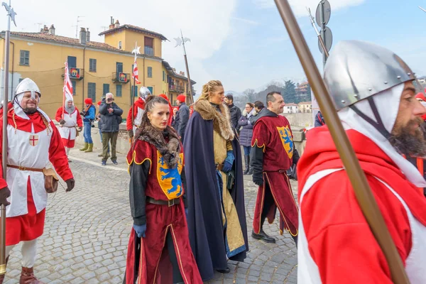 Ivrea Itália Fevereiro 2023 Participantes Vários Trajes Marcham Uma Tradição — Fotografia de Stock