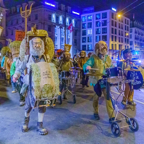 2023年2月20日スイス ルツェルン スイス ルツェルン ルツェルン のファスナット カーニバルの早朝パレードの一環として 路上を行進する衣装を着たミュージシャンのバンド — ストック写真