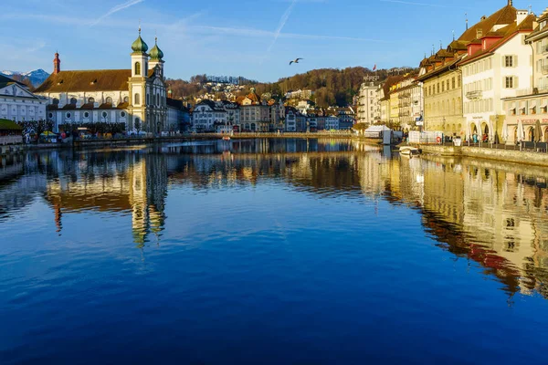 瑞士卢塞恩 2023年2月20日 瑞士卢塞恩 卢塞恩 的耶稣会圣方济各会 Francis Cavier 和卢斯河 Reuss River — 图库照片