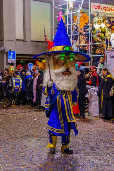 2023年2月21日スイス ルツェルン ルツェルン ルツェルン で開催されるファスナハト カーニバルの最終夜のパレードに衣装を着た人々が参加 — ストック写真