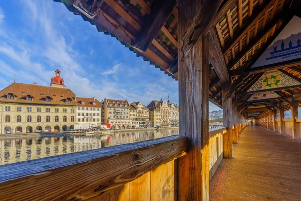 Lucerne, İsviçre - 22 Şubat 2023: Chapel Köprüsü 'nden, Reuss Nehri' nden ve çeşitli binalardan Lucerne (Luzern), İsviçre (karnaval resimleri))