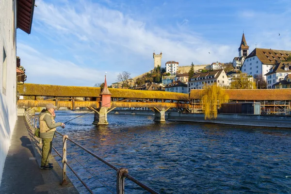 Luzern Schweiz Februar 2023 Blick Auf Die Spreuerbrücke Einen Fischer — Stockfoto