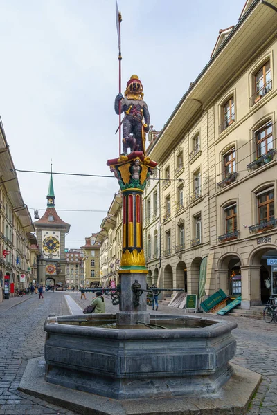 瑞士伯尔尼 2023年2月22日 位于瑞士伯尔尼的Kramgasse街 有Zahringerbrunnen喷泉 Zytglogge钟楼 当地人和游客 — 图库照片