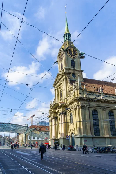 Берн Швейцария Февраля 2023 Года Уличная Сцена Церковью Хайлиггейсткирхе Местными — стоковое фото