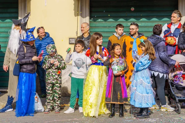 Cantu Italie Février 2023 Des Spectateurs Costumes Assistent Défilé Carnaval — Photo