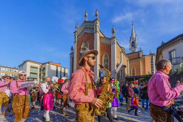 Cantu Italia Febrero 2023 Desfile Carnaval Banda Músicos Multitud Iglesia — Foto de Stock