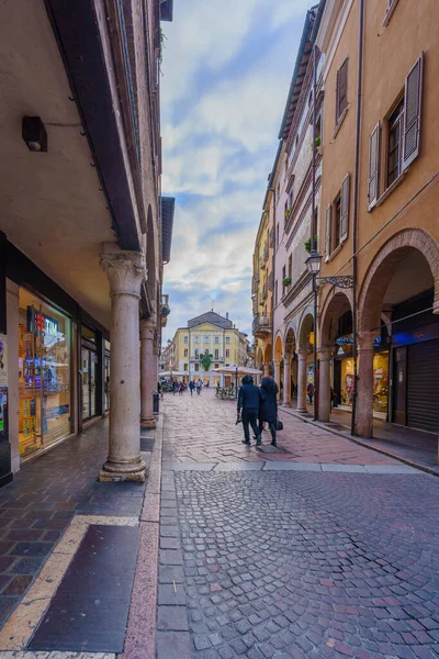 Mantua Italien Februari 2023 Gatuvy Med Lokalbefolkning Och Besökare Den — Stockfoto
