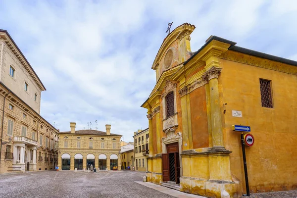 Uitzicht Het Piazza Matilde Canossa Met Madonna Del Terremoto Kerk — Stockfoto