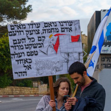 Hayfa, İsrail - 25 Mart 2023: Hayfa, İsrail 'de antidemokratik olduğunu iddia eden yeni hükümetin planlarına karşı çeşitli pankart, pankart ve bayraklarla protesto yürüyüşü