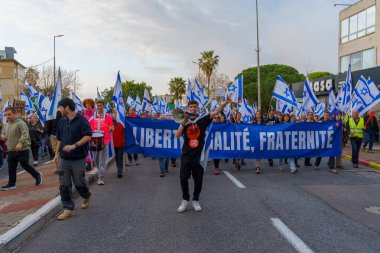 Hayfa, İsrail - 25 Mart 2023: Hayfa, İsrail 'de antidemokratik olduğunu iddia eden yeni hükümetin planlarına karşı çeşitli pankart, pankart ve bayraklarla protesto yürüyüşü